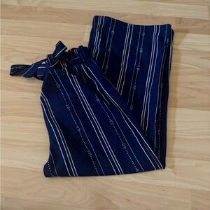 Pre-Owned Girls Pants Size 10! Shosho Navy and White Patterned Pants